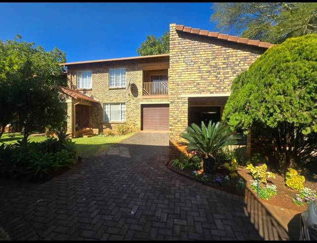 3 BEDROOM TOWNHOUSE FOR SALE IN MAGALIESKRUIN